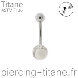 Piercing nombril titane avec howlite naturelle de 6mm.