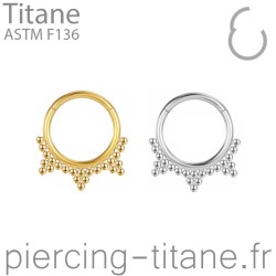 Clicker titane rangée de microbilles ornée de triples microbilles