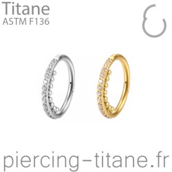 Clicker titane rangée de cristaux et ligne de microbilles à l'intérieur de l'anneau