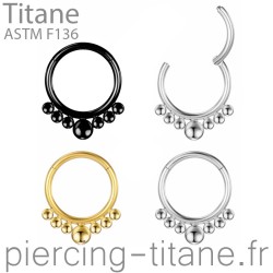 Clicker titane orné de 7 billes